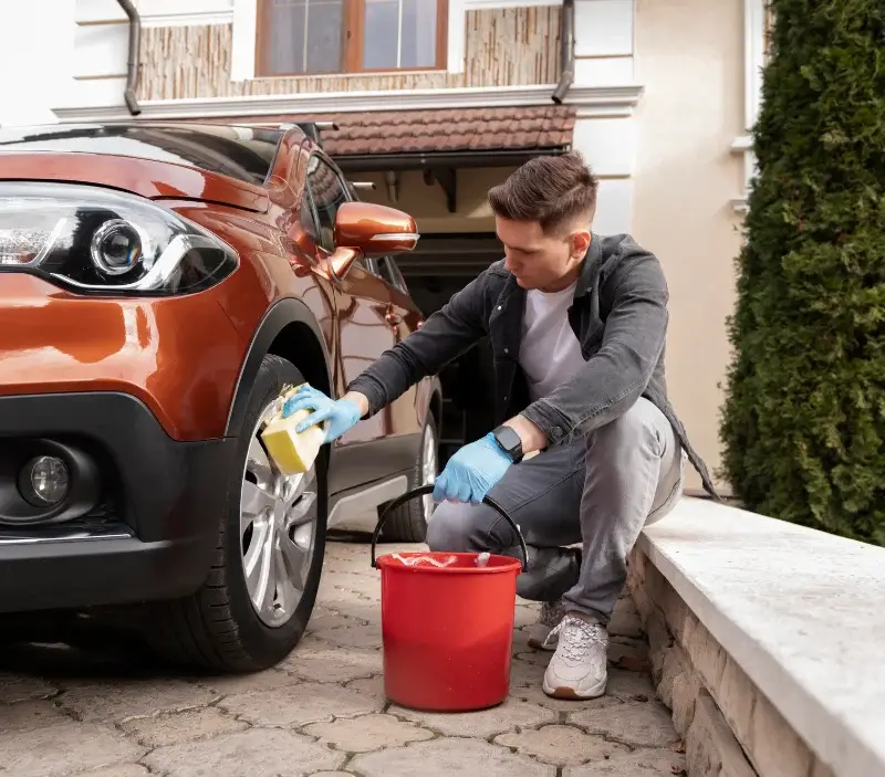 Lavage auto à domicile Nans-les-Pins : professionnel intervenant sur un véhicule